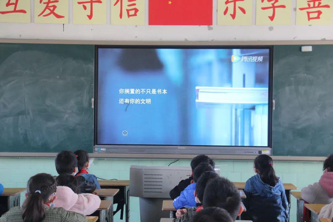 小宝贝打网球